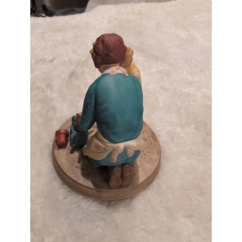 1986 Avon "Helping Mom" Figurine VTG Porcelain  Jessie Willcox Smith Mothers Day - Picture 4 of 6